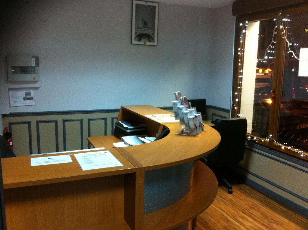 Hotel Ermitage 巴黎 外观 照片 Reception desk at the station