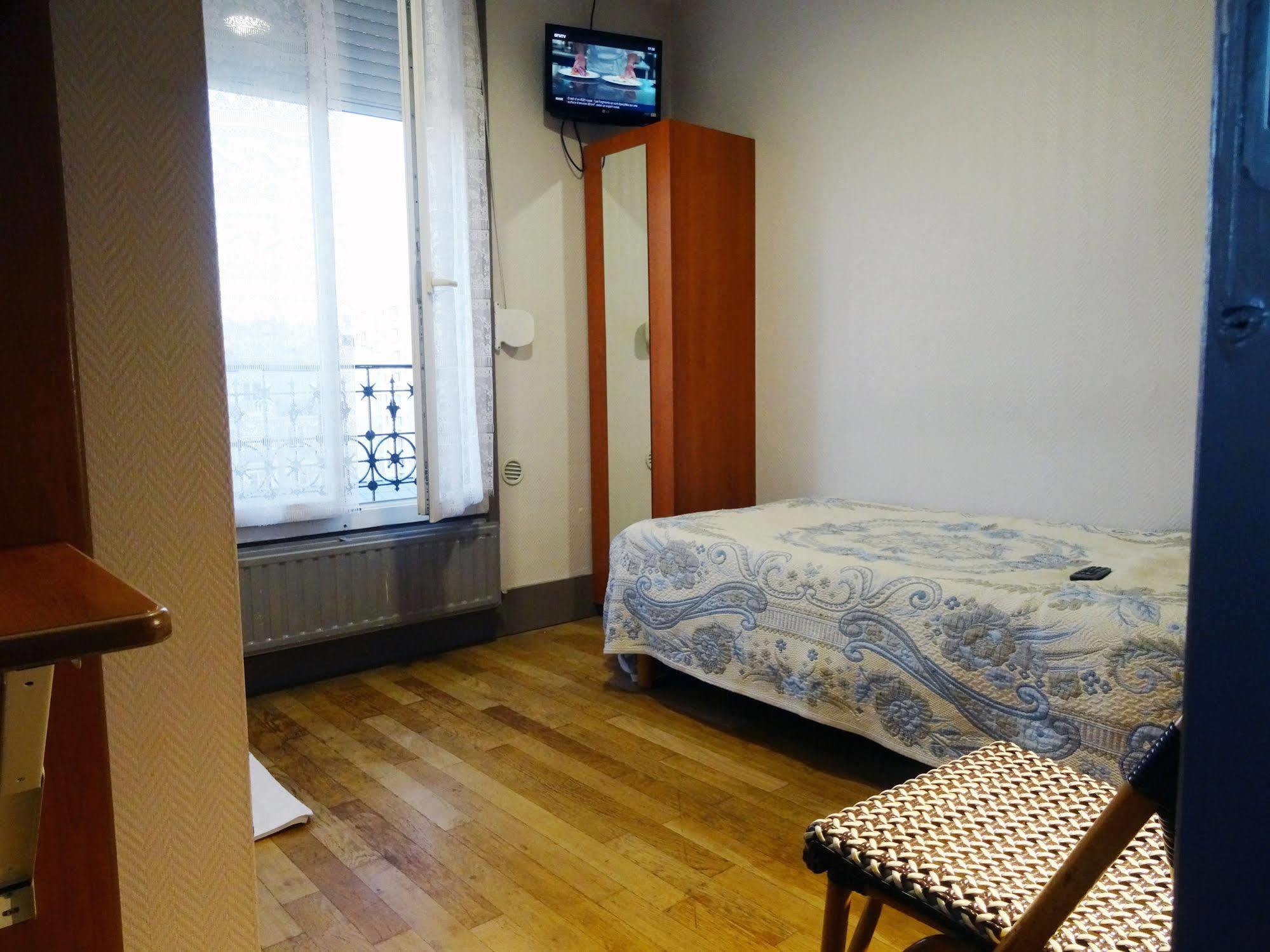 Hotel Ermitage 巴黎 外观 照片 A room at the hostel