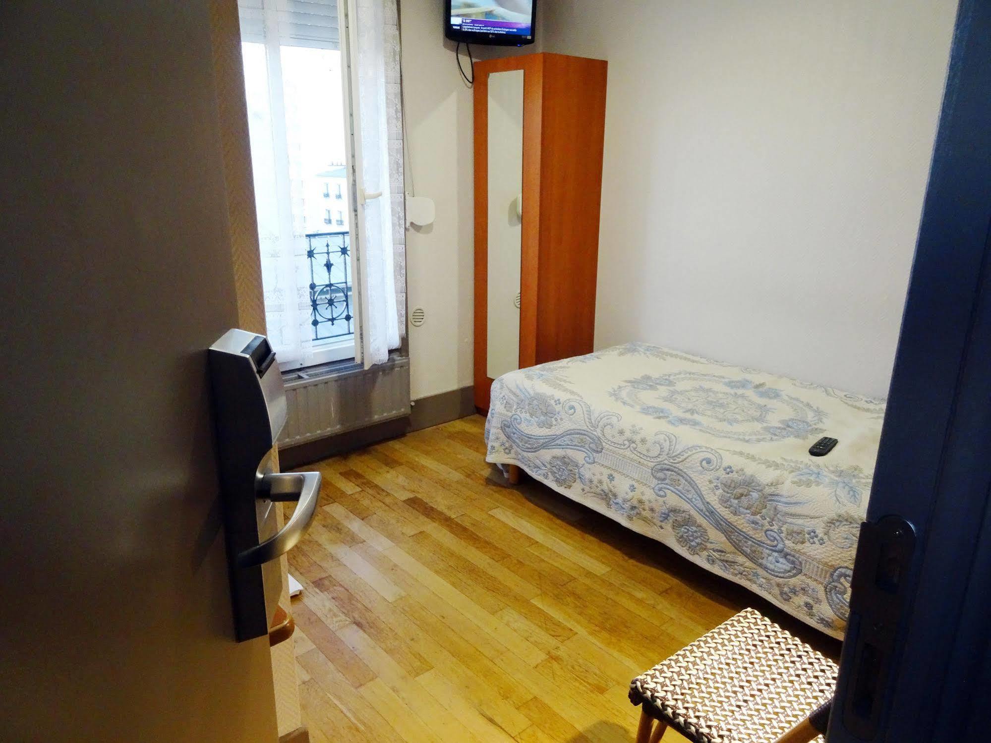 Hotel Ermitage 巴黎 外观 照片 A room at the hostel