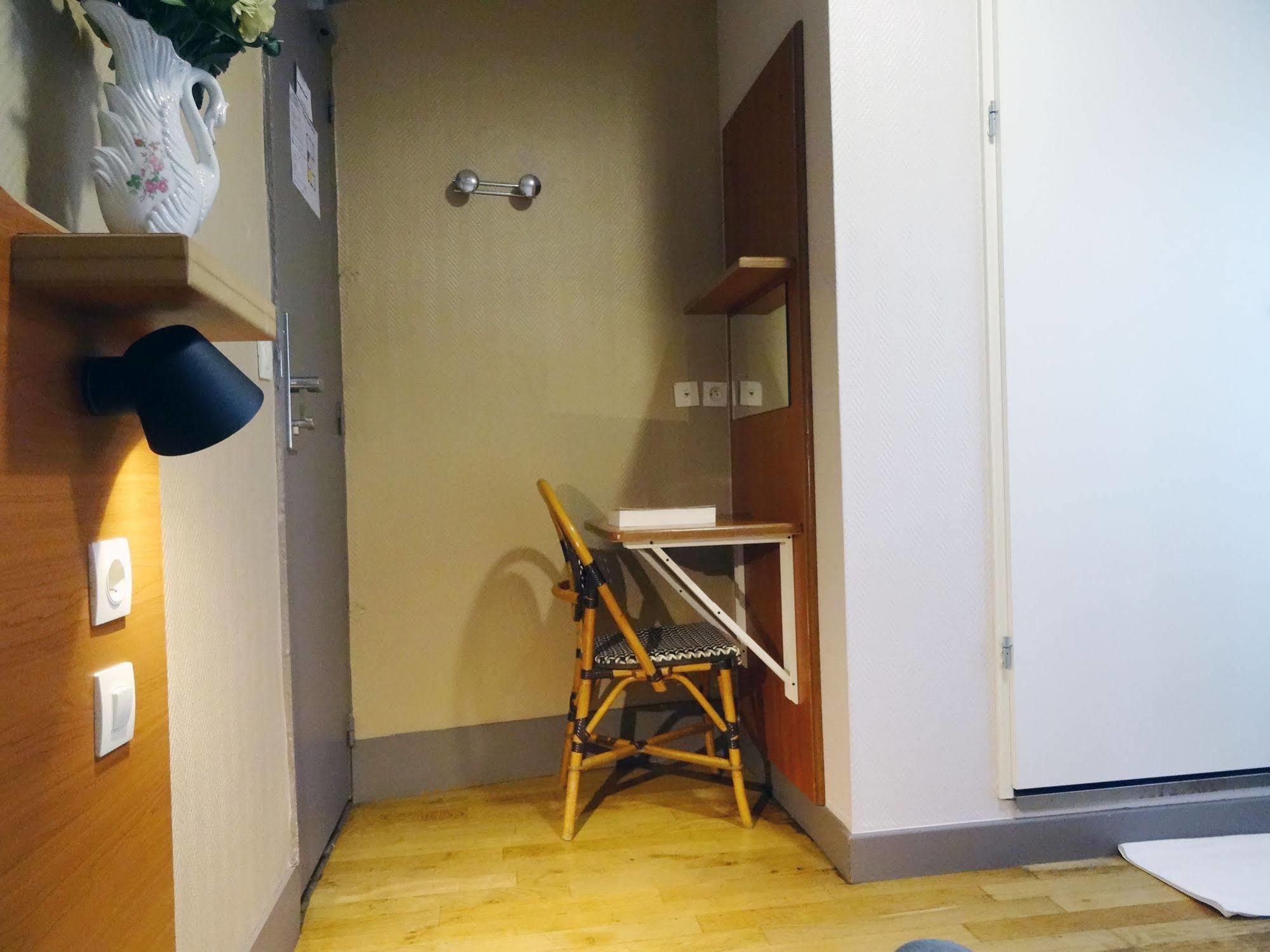 Hotel Ermitage 巴黎 外观 照片 A typical studio apartment in Paris