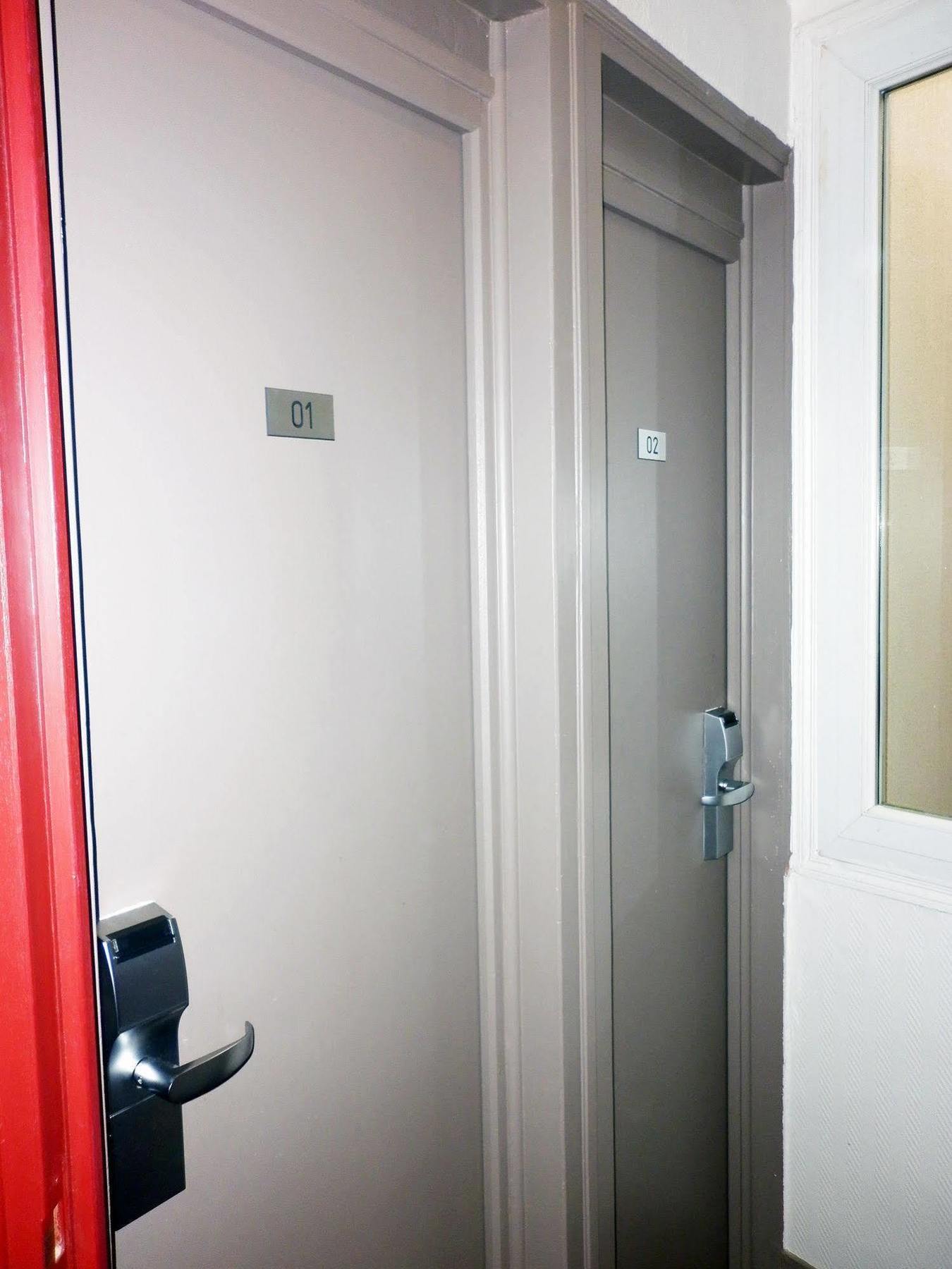 Hotel Ermitage 巴黎 外观 照片 A door with a deadbolt lock