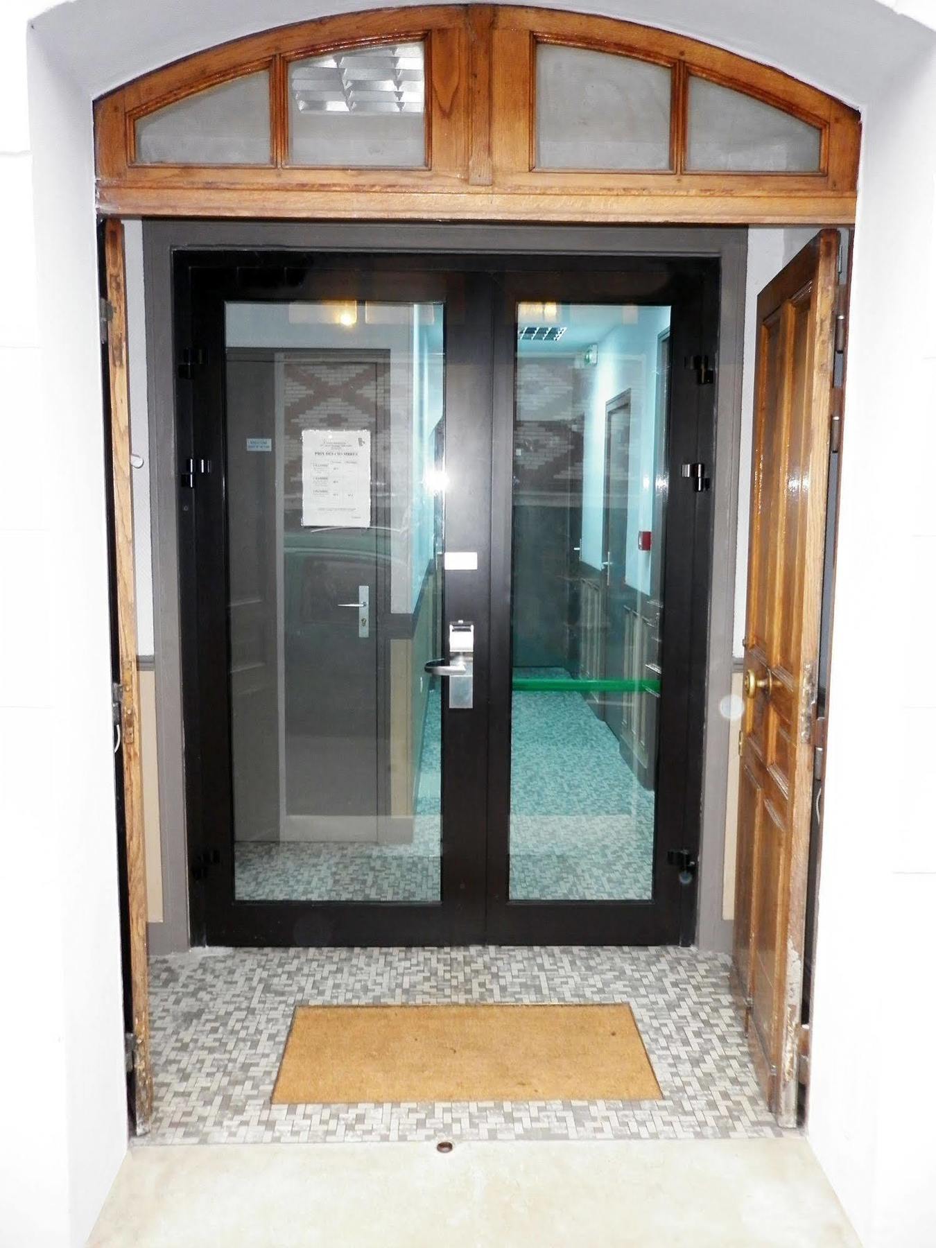 Hotel Ermitage 巴黎 外观 照片 A double door